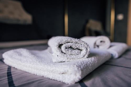 un mucchio di asciugamani seduti sopra un letto di Lavanda a Vršac