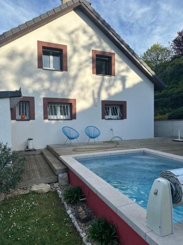 une maison avec une piscine devant dans l'établissement Villa de charme, piscine privée et pool-house, à Domarin