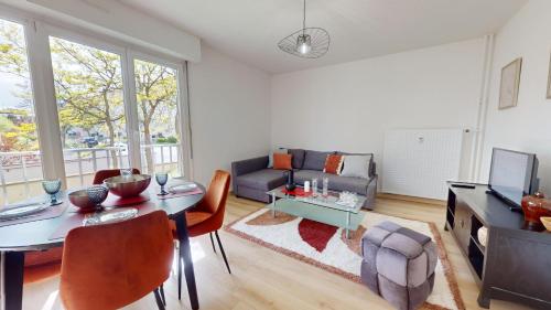 un salon avec une table et un canapé dans l'établissement Brasseur, à Colmar