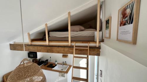 une chambre avec un lit superposé dans une pièce dans l'établissement Logement Cosy plein centre village avec mezzanines, à Venerque