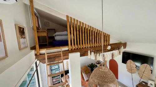 une chambre avec un escalier et une chambre avec un lit dans l'établissement Logement Cosy plein centre village avec mezzanines, à Venerque