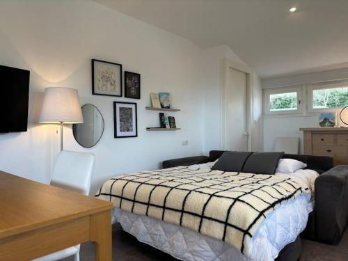 1 dormitorio con cama, mesa y escritorio en Appartement 14 - Le Lion d’Or, en Langres