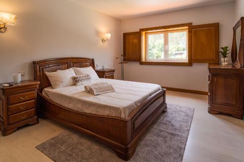a bedroom with a large bed and a window at Casa Maria - Paraíso Rural in Jesufrei