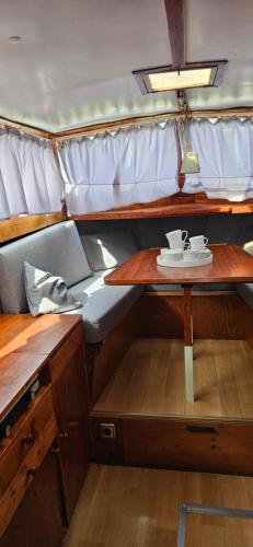 una stanza con un tavolo e due tazze sopra di Boat Jan van Gent-niet om mee te varen a Jutrijp