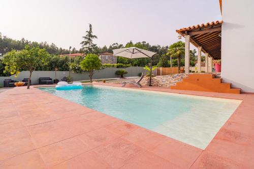 a swimming pool in a villa with a pool at Casa Maria - Paraíso Rural in Jesufrei