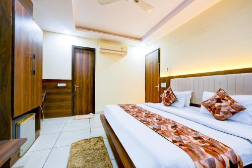 a hotel room with a bed and a television at Hotel Le Grand - Walk-in from RK Ashram Metro Station in New Delhi