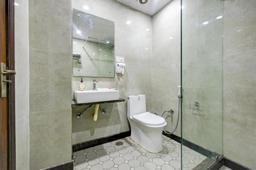Koupelna v ubytování Hotel Le Grand - Walk-in from RK Ashram Metro Station