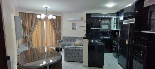 ein Wohnzimmer mit einem Sofa und einem Tisch in einem Zimmer in der Unterkunft شاليهات فندقيه بورتوسعيد in Port Said