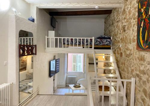 une chambre avec un lit superposé et un escalier dans l'établissement Logement Atypique, à Villefranche-sur-Mer