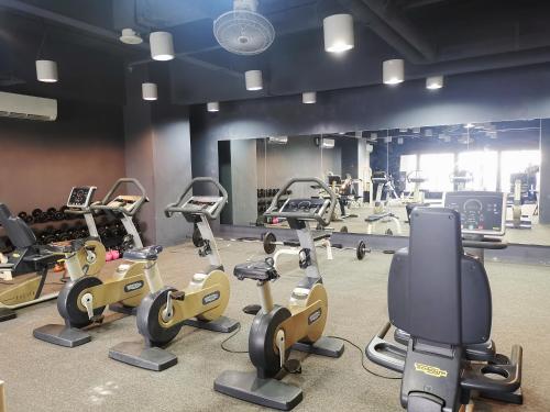 Fitness centrum a/nebo fitness zařízení v ubytování ITCC Manhattan Suites Sunset View Infini Stay