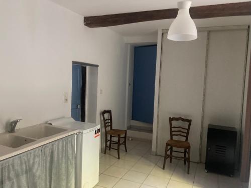Sainte-EulalieMaison RASSIER, Gîte Vélo的厨房配有2把椅子、水槽和台面