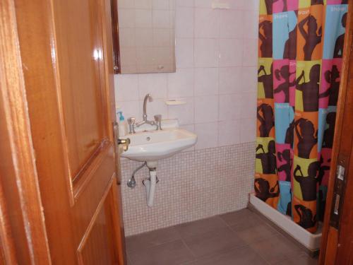 y baño con lavabo y espejo. en Vazakas Rooms, en Mytilini