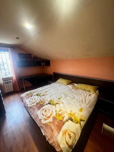 a bedroom with a bed with roses on it at Armenia villa Jrvezh in Dzoraghpʼyur