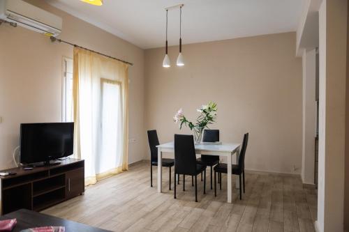Televízia a/alebo spoločenská miestnosť v ubytovaní CENTRAL LUXURIOUS SUITE NEAR LIGHTHOUSE