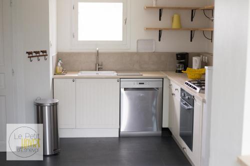 une cuisine avec un évier et un lave-vaisselle dans l'établissement Le Petit Havre d'Esneval - proche d'Etretat -, à Criquetot-lʼEsneval