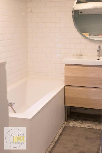 une salle de bain blanche avec une baignoire et un lavabo dans l'établissement Le Petit Havre d'Esneval - proche d'Etretat -, à Criquetot-lʼEsneval