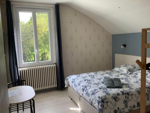 sypialnia z łóżkiem i oknem w obiekcie Autour Des Vignes w mieście Herry