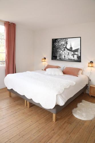 - un grand lit blanc dans une chambre avec deux lampes dans l'établissement La Maison du Clocher by La Boîte En Plus, à Courteuil