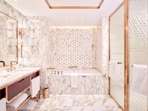 卡薩布蘭卡的住宿－卡薩布蘭卡曼蘇爾皇家酒店，带浴缸和盥洗盆的浴室