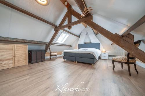 una camera da letto con letto in mansarda di Klaverhoeve Stene a Ostenda