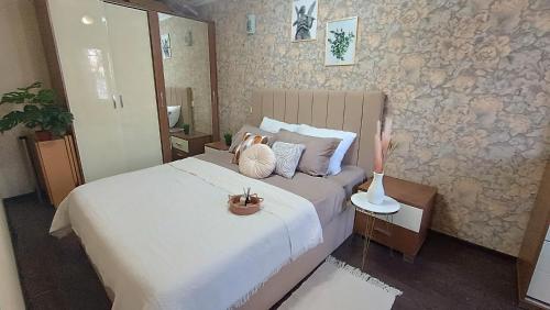 een slaapkamer met een groot wit bed in een kamer bij 2 комнатная квартира в центре города in Karagandy
