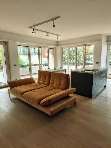 un soggiorno con divano al centro di Regina design apartment Lugano a Lugano