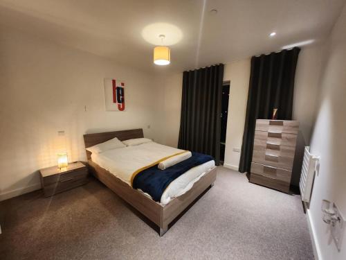 Tempat tidur dalam kamar di Lovely 1-Bed Apartment in London