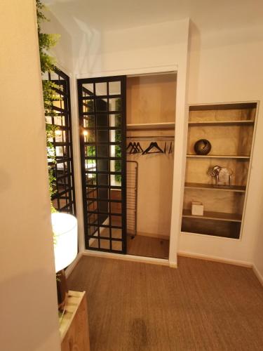 - un couloir avec lavabo et miroir dans l'établissement Appartement centre historique Aix en Provence, Place RAMUS, à Aix-en-Provence