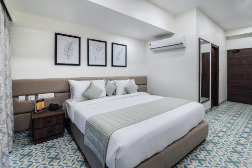 a bedroom with a large bed in a room at Aashreya Suites Tiruvannamalai in Tiruvannāmalai