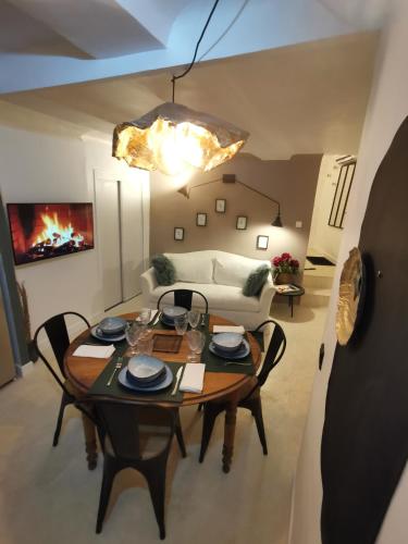 un salon avec une table et un canapé dans l'établissement Appartement centre historique Aix en Provence, Place RAMUS, à Aix-en-Provence