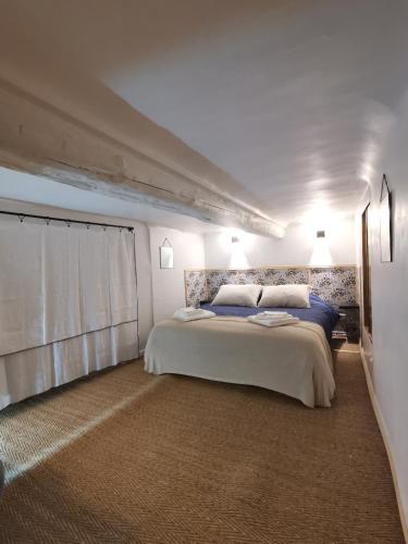 Postel nebo postele na pokoji v ubytování Appartement centre historique Aix en Provence, Place RAMUS