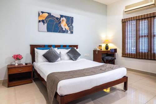 Ένα ή περισσότερα κρεβάτια σε δωμάτιο στο Aashreya Suites Tiruvannamalai
