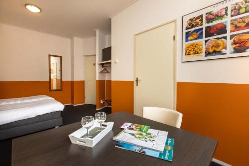 um quarto de hotel com uma mesa e uma cama em Cosy Hotel in Historical Center of Blokzijl em Blokzijl