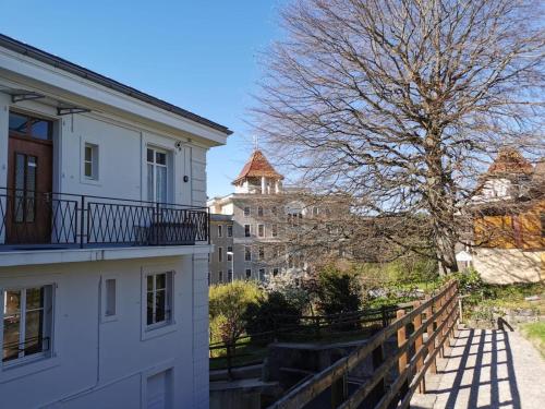 einen Blick vom Balkon eines weißen Gebäudes in der Unterkunft Beaumane Rooms in Caux sur Montreux