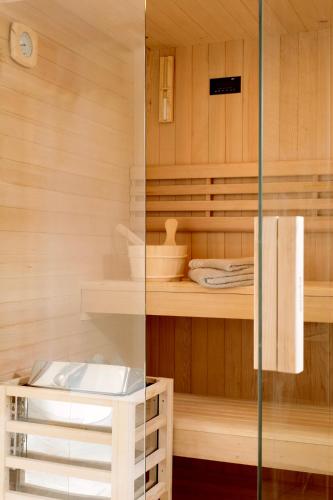 d'un sauna avec des toilettes et un mur en verre. dans l'établissement La Ferme 1802, à Sainghin-en-Mélantois