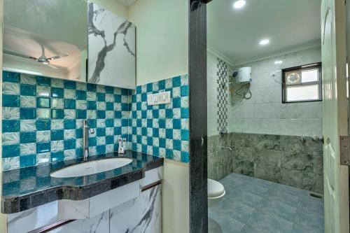 a bathroom with a sink and a toilet and a shower at Greenfinch Apartment in Baga