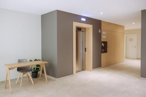 a hallway with a table and a door in a room at Marisabella Suite Spa 3 in Bari
