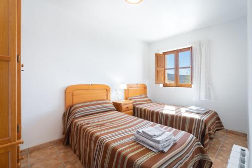 um quarto com 2 camas e uma janela em Casa del Practicant em Culla
