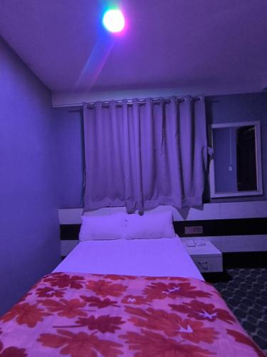 - une chambre avec un lit au plafond violet dans l'établissement HOTEL CENTRE POINT RESTAURANT & Lodge, à Tāplejung