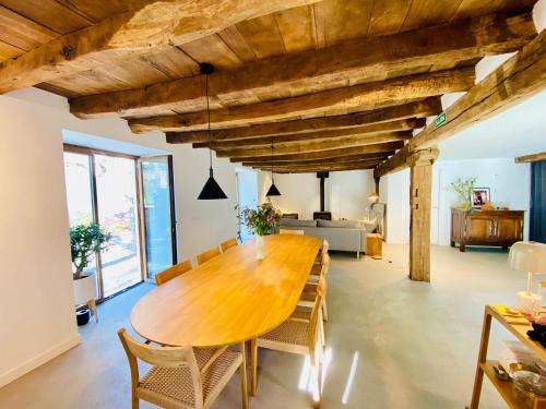 comedor grande con mesa de madera y sillas en Venta de Arrieta, en Saragüeta