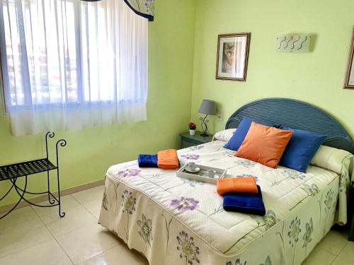 Un dormitorio con una cama y una bandeja. en APARTBEACH MAR INTERNUM 4 JUNTO PLAYA y PISCINA en La Pineda