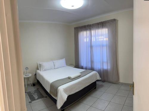 Ένα ή περισσότερα κρεβάτια σε δωμάτιο στο MV self-catering Apartment