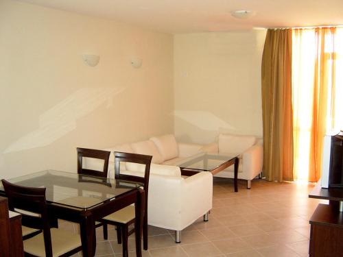 een woonkamer met een bank en een tafel bij Sun Palace Home Apartments in Sunny Beach