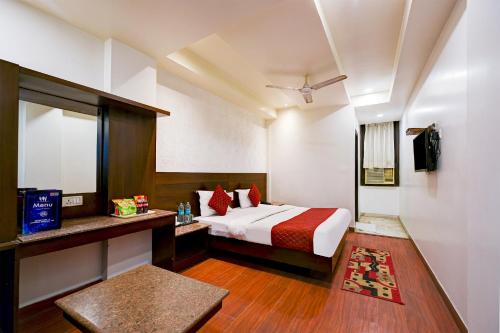 ニューデリーにあるHotel Raj - Walk-In from New Delhi Railway Stationのベッドとテレビが備わるホテルルームです。