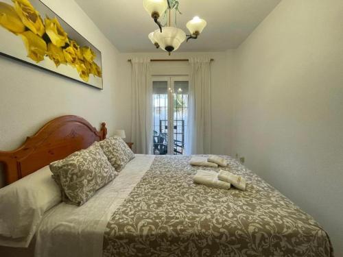 um quarto com uma cama com duas almofadas em Apartamento Buenaventura em Chiclana de la Frontera