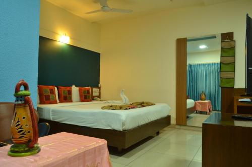 Habitación de hotel con cama y espejo en Cubbon Suites - 10 Minute walk to MG Road, MG Road Metro and Church Street, en Bangalore