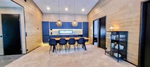 ユッラスヤルヴィにあるVilla Noelのテーブルと椅子のあるダイニングルーム