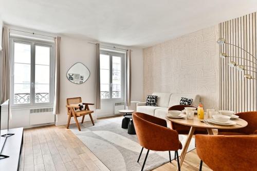 un salon avec un canapé et une table dans l'établissement Appartement 2 pieces #TourEIffel #Invalides - II, à Paris