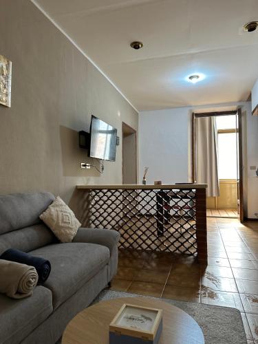 ein Wohnzimmer mit einem Sofa und einem Tisch in der Unterkunft Giulia's House in Turin