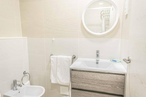 La salle de bains est pourvue d'un lavabo et d'un miroir. dans l'établissement Atlantic View com piscina, à Portimão